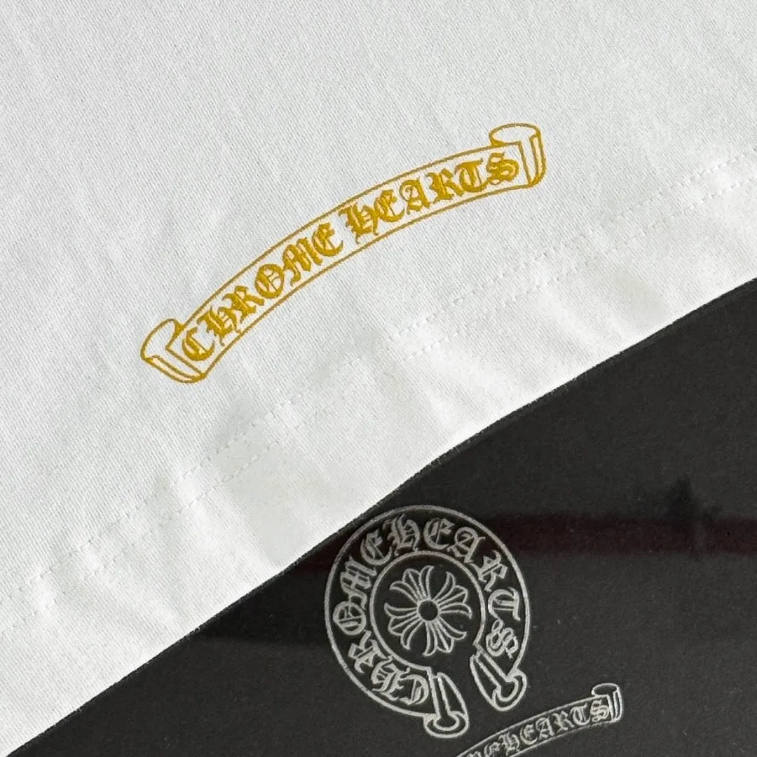 P170 Chrome Hearts 25 high-end versions. The fabric is made of 300 grams of high-density pure cotton. It does not deform or shrink. It has three labels. It is the same style for men and women. Technology: suede foaming + digital printing. Color: white, black. SIZE: S-XL.